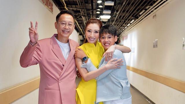 样嘴巴外翻又高又壮比妈妈李嘉欣还要高j9九游会登录许晋亨14岁儿子长变(图2)