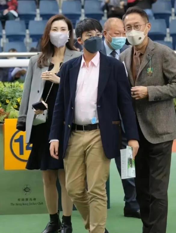 样嘴巴外翻又高又壮比妈妈李嘉欣还要高j9九游会登录许晋亨14岁儿子长变(图5)
