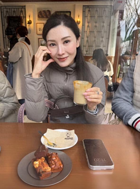 样嘴巴外翻又高又壮比妈妈李嘉欣还要高j9九游会登录许晋亨14岁儿子长变(图11)
