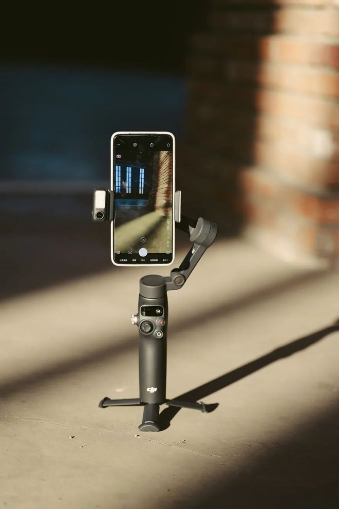 Moblie 7 Pro稳定器首发初体验！九游会登录j9入口549元！大疆OSMO(图2)